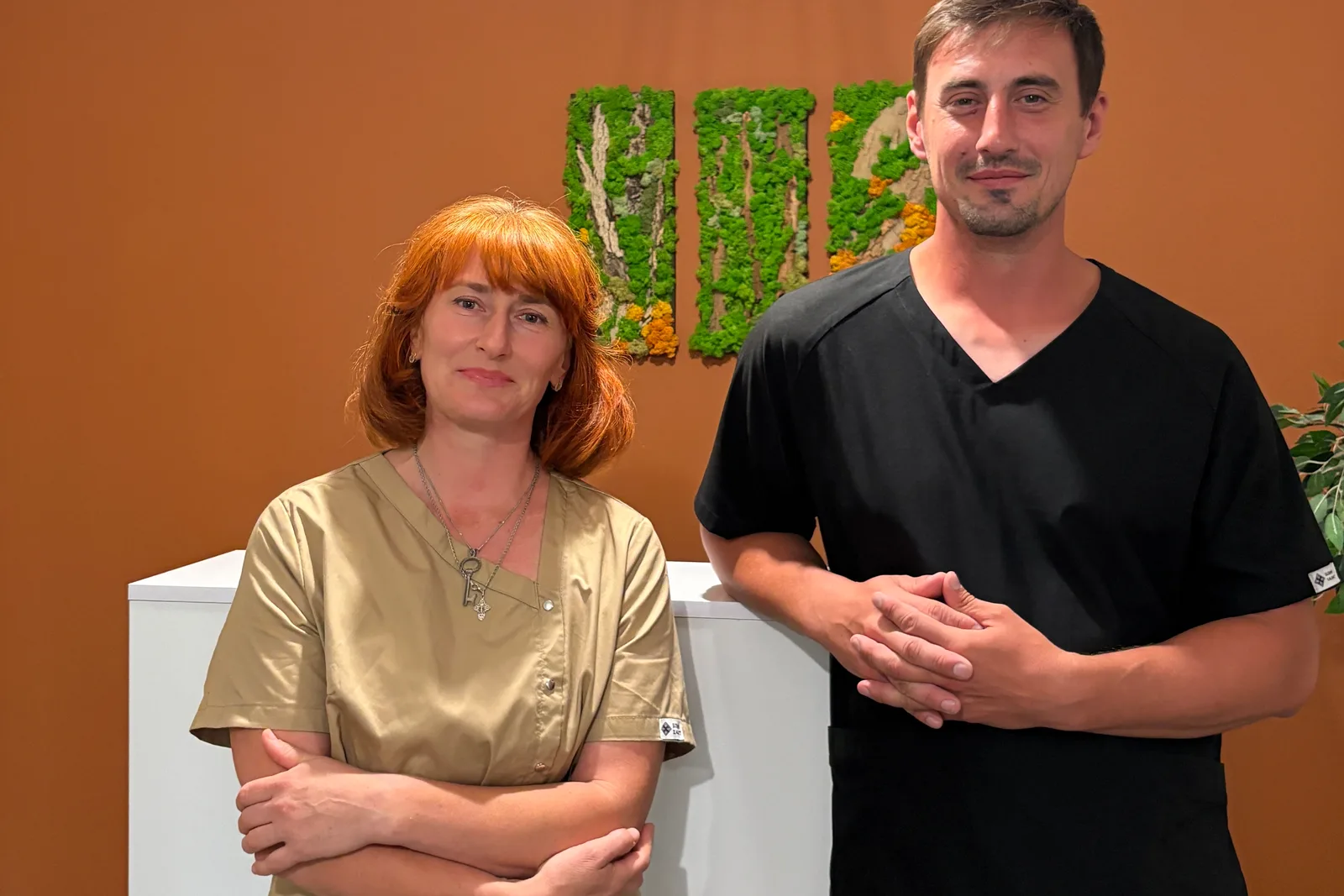 Майстри Wellness Spot біля стійки приймальні